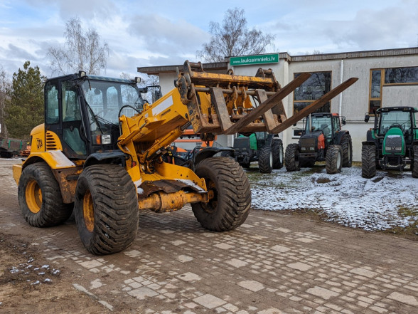 Teleskopiskais iekrāvējs JCB TM300