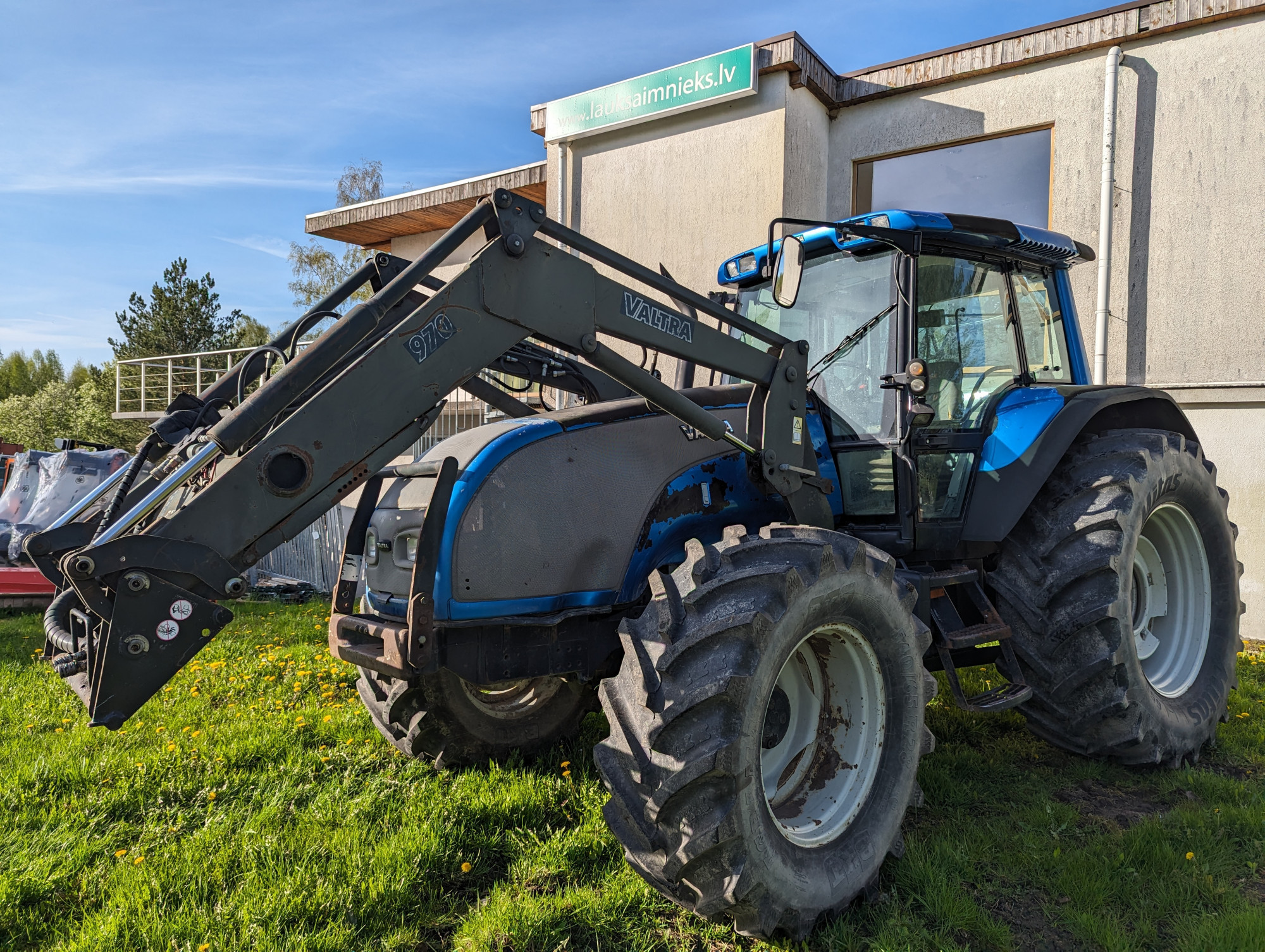 Valtra T 130 ar iekrāvēju