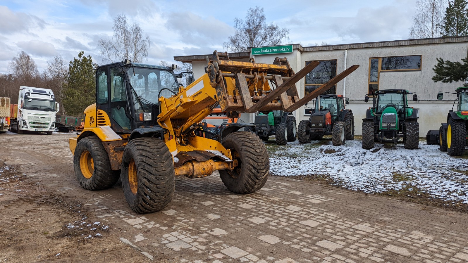 Teleskopiskais iekrāvējs JCB TM300